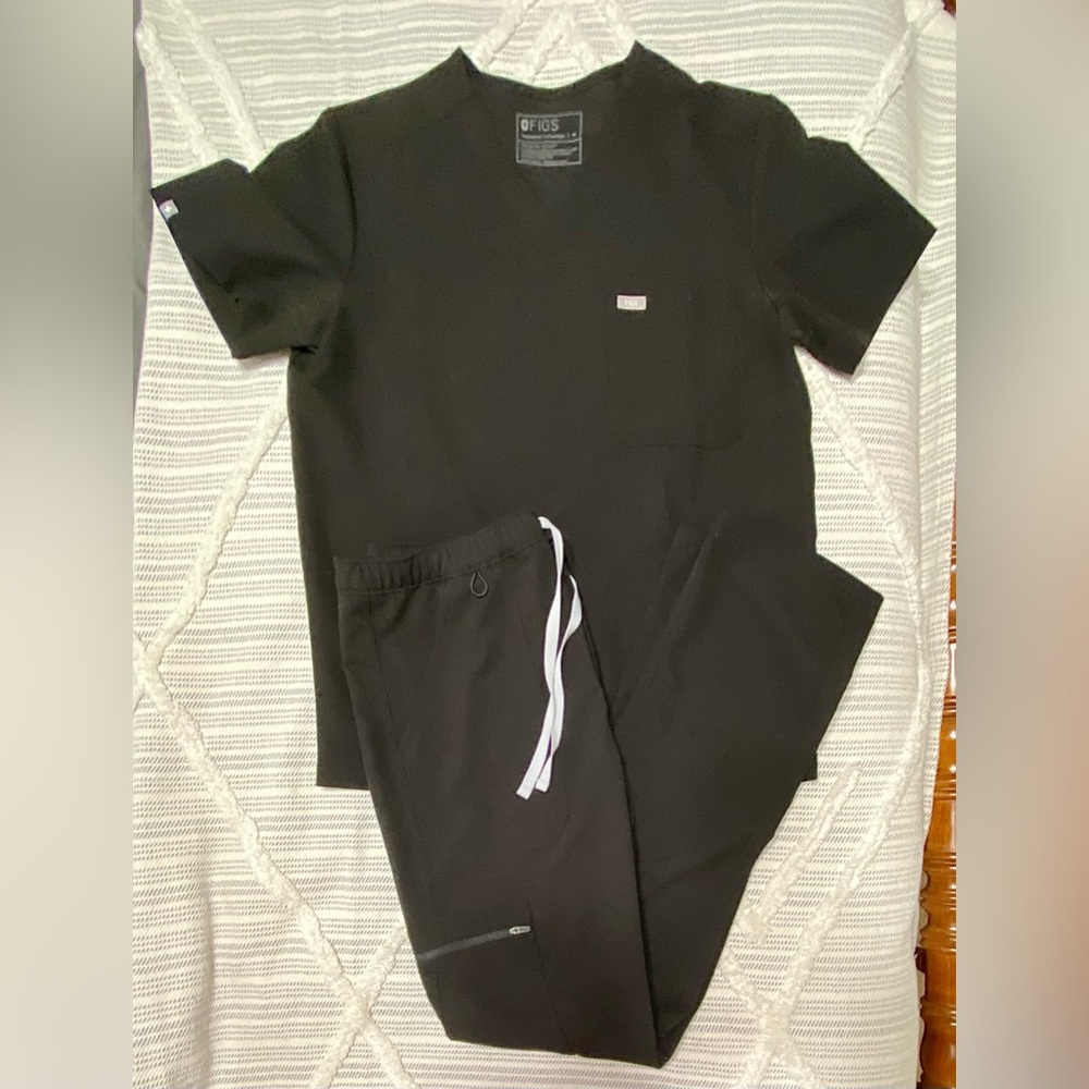 Cargo pants size medium tall. Top size medium.